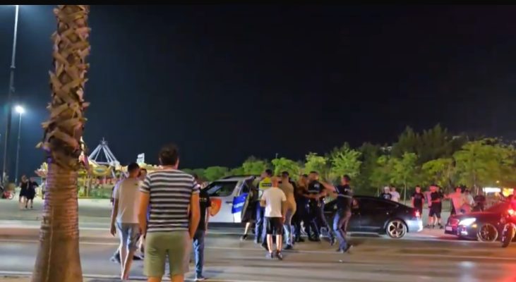 Sherr masiv midis policisë së Vlorës dhe qytetarëve, disa të shoqëruar Sherr masiv midis policisë së Vlorës dhe qytetarëve, disa të shoqëruar