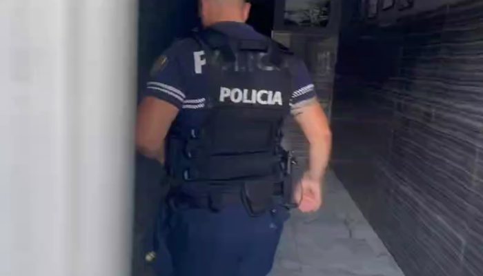 Momente tmerri për dy shtetase në Vlorë, bllokohen në ashensor, shpëtohen nga uniformat blu Momente tmerri për dy shtetase në Vlorë, bllokohen në ashensor, shpëtohen nga uniformat blu