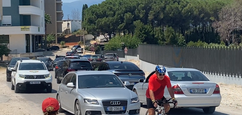 Trafik i rënduar në Vlorë, automjetet mbushin të gjitha akset kryesore të qytetit bregdetar Trafik i rënduar në Vlorë, automjetet mbushin të gjitha akset kryesore të qytetit bregdetar
