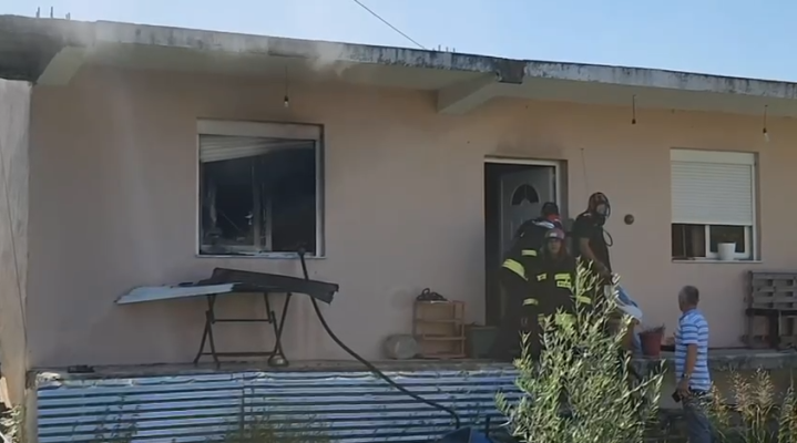 Përfshihet nga flakët banesa në Fier, shkak defekti në ventilatorin e lënë ndezur Përfshihet nga flakët banesa në Fier, shkak defekti në ventilatorin e lënë ndezur