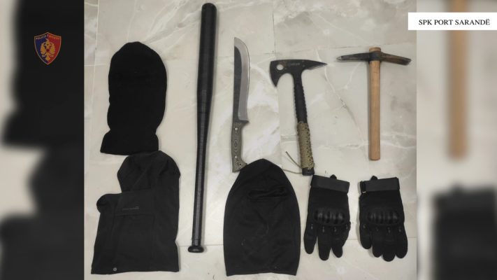 Tentoi të trafikojë armë, arrestohet 46-vjeçari në portin e Sarandës Tentoi të trafikojë armë, arrestohet 46-vjeçari në portin e Sarandës