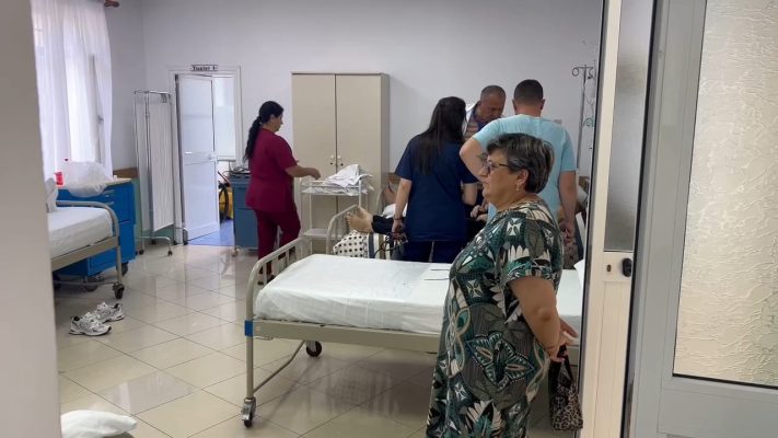 Situata e helmimeve në spitalin e Bulqizës, mjeku përjashton mundësinë e kontaminimit të ujit të pijshëm Situata e helmimeve në spitalin e Bulqizës, mjeku përjashton mundësinë e kontaminimit të ujit të pijshëm