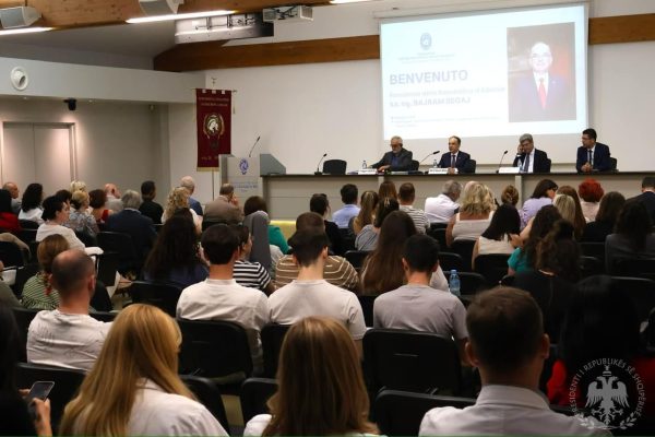 Begaj takon studentët e mjekësisë: Profesioni juaj nuk është i zakonshëm, por një mision për tu shërbyer njerëzve Begaj takon studentët e mjekësisë: Profesioni juaj nuk është i zakonshëm, por një mision për tu shërbyer njerëzve