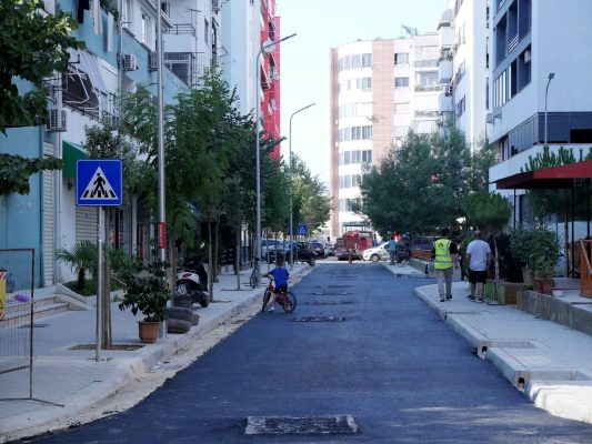 Transformohet blloku i banimit në Yzberisht, Veliaj: Qytetarët duan punë, jo sherre e djegie gomash, si ata që mezi presin të pushojnë te Gjiri i Lalzit
