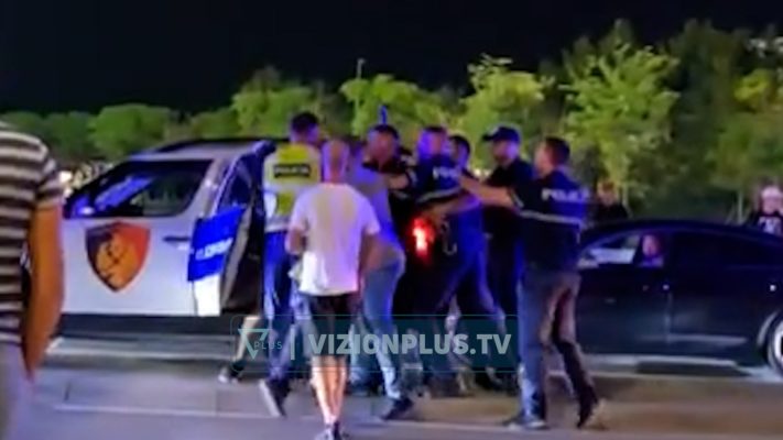 PAMJET/ Qytetarët godasin uniformat blu në Vlorë, çfarë ndodhi gjatë natës në Lungomare PAMJET/ Qytetarët godasin uniformat blu në Vlorë, çfarë ndodhi gjatë natës në Lungomare
