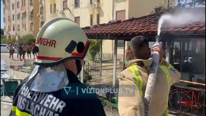 Shkrumbohet nga flakët lokali në Vlorë, dyshimet e para për zjarrin Shkrumbohet nga flakët lokali në Vlorë, dyshimet e para për zjarrin