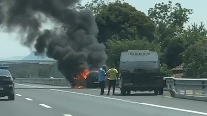 VIDEO/ Shkrumbohet nga flakët makina në Laç-Fushë Krujë, detajet e para VIDEO/ Shkrumbohet nga flakët makina në Laç-Fushë Krujë, detajet e para