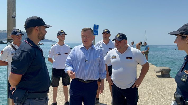Balla inspektim në Himarë: Bëjmë gjithçka të garantojmë paprekshmërinë e perimetrit të sigurisë në plazhe Balla inspektim në Himarë: Bëjmë gjithçka të garantojmë paprekshmërinë e perimetrit të sigurisë në plazhe