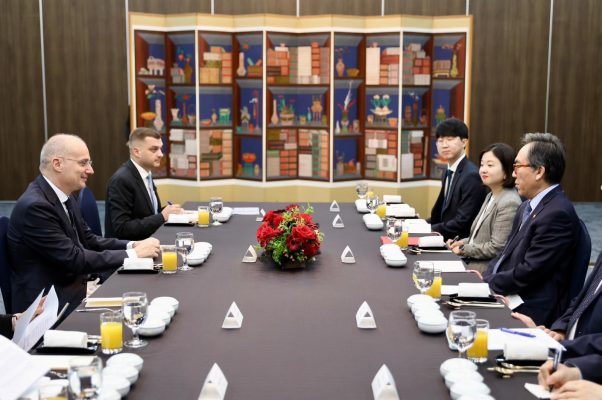 Ministri Hasani vizitë zyrtare në Republikën e Koresë: Mundësi e shkëlqyer për thellimin e bashkëpunimit ekonomik Ministri Hasani vizitë zyrtare në Republikën e Koresë: Mundësi e shkëlqyer për thellimin e bashkëpunimit ekonomik