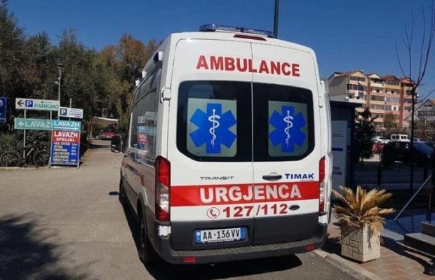 Plagosi me thikë dhëndrin, shoqërohet në polici 64-vjeçari