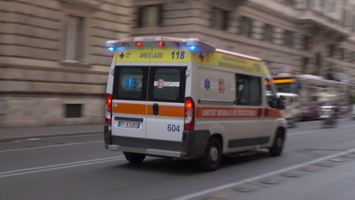 Tragjike! Nëna me djalin e mitur në krah hidhet nga pallati në Itali