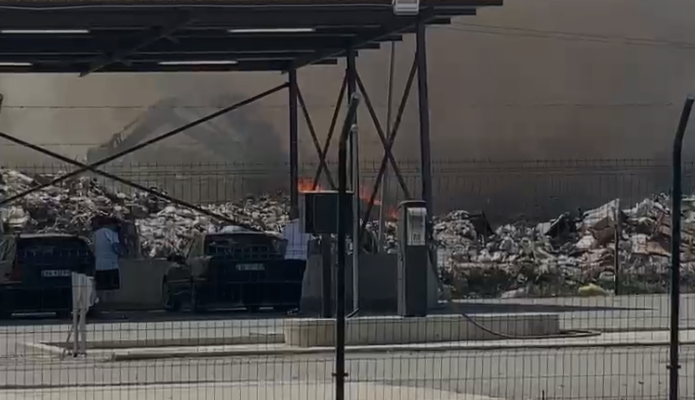 Zjarr në pikën e grumbullimit të mbetjeve në Vlorë, tymi mbulon qytetin