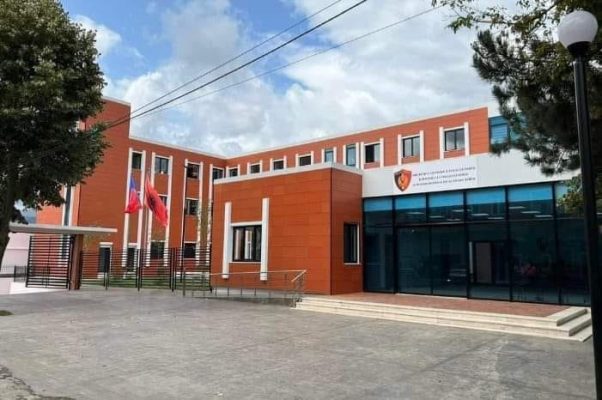 Sherr mes tre personave në Bulqizë, 33-vjeçari dhunon policin që ndërhyri në konflikt