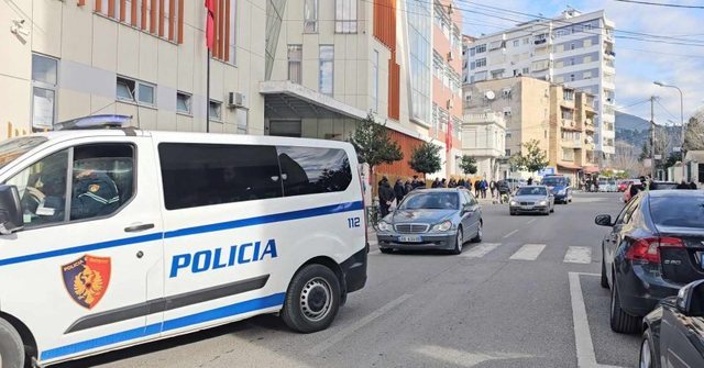 Shkak konkurrenca, babë e bir në Vaun e Dejës kanosin me armë pneumatike 58-vjeçarin