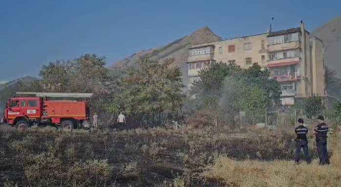 Zjarr në Drenovë të Korçës, flakët përfshijnë stallat e fermerëve, rrezikohen banesat Zjarr në Drenovë të Korçës, flakët përfshijnë stallat e fermerëve, rrezikohen banesat