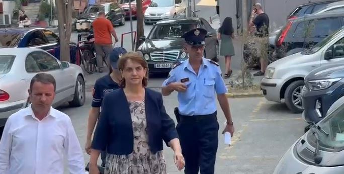 “Zbërthimi” i SkyEcc, ish-gjyqtarja Pajtime Fetahu paraqitet në SPAK “Zbërthimi” i SkyEcc, ish-gjyqtarja Pajtime Fetahu paraqitet në SPAK