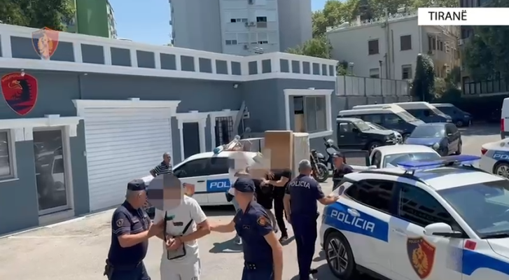 “Na jep para ose do të të publikojmë fotot”, dy vëllezër shantazhonin vajzat në rrjetet sociale, i zhvatën lekë 14-vjeçares “Na jep para ose do të të publikojmë fotot”, dy vëllezër shantazhonin vajzat në rrjetet sociale, i zhvatën lekë 14-vjeçares