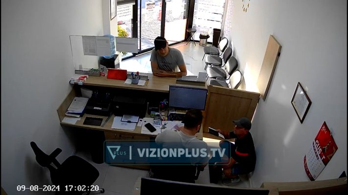 Grabitje si në filma, dy hajdutët e huaj “magji” në pikën e këmbimit valutor në Shkodër, si i ndërruan zarfet me euro Grabitje si në filma, dy hajdutët e huaj “magji” në pikën e këmbimit valutor në Shkodër, si i ndërruan zarfet me euro