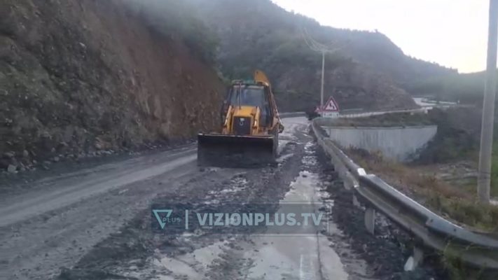 Moti i keq, rruga Lozhan- Moglicë -Gramsh bllokohet pas rëshqitjes së dherave