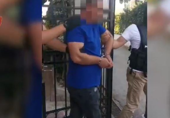 Plagosi me kaçavidë vëllanë e tij për motive pronësie, vihet në pranga 45-vjeçari në Korçë