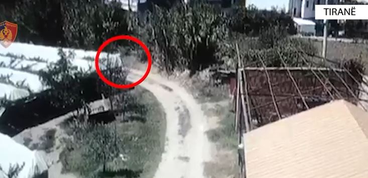 Vuri zjarr me dashje në tokën e kushëririt të tij, identifikohet dhe arrestohet 58-vjeçari në Tiranë Vuri zjarr me dashje në tokën e kushëririt të tij, identifikohet dhe arrestohet 58-vjeçari në Tiranë