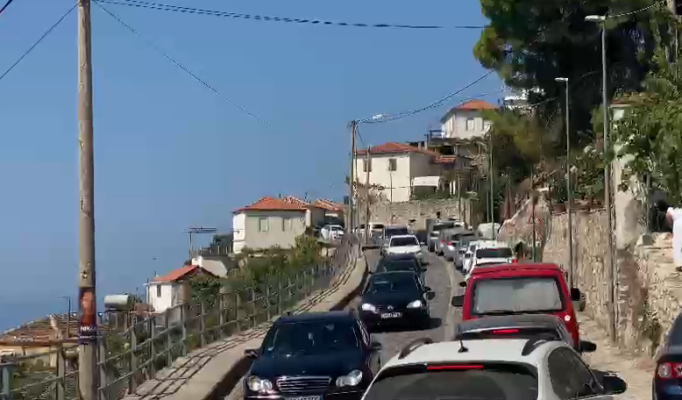 Një ditë pas zgjedhjeve, trafik i rënduar në aksin Himarë-Dhërmi, kthehen qytetarët që votuan të dielën Një ditë pas zgjedhjeve, trafik i rënduar në aksin Himarë-Dhërmi, kthehen qytetarët që votuan të dielën