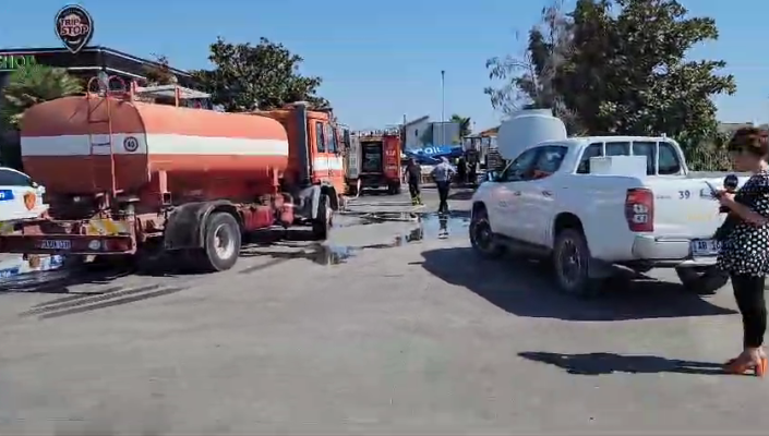 Merr flakë autoboti në pikën e karburantit, lëndohen dy persona Merr flakë autoboti në pikën e karburantit, lëndohen dy persona