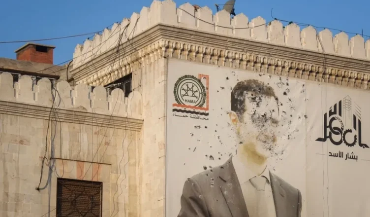 Një mural i Asadit është shkatërruar nga plumbat në fasadën e provincës Hama, të premten, 6 dhjetor 2024