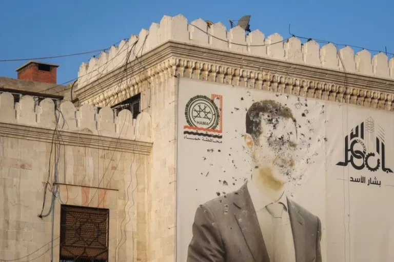 Një mural i Asadit është shkatërruar nga plumbat në fasadën e provincës Hama, të premten, 6 dhjetor 2024