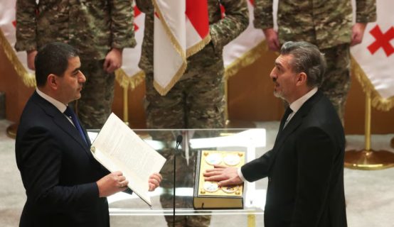 Mikheil Kavelashvili gjatë ceremonisë së tij të betimit në parlament