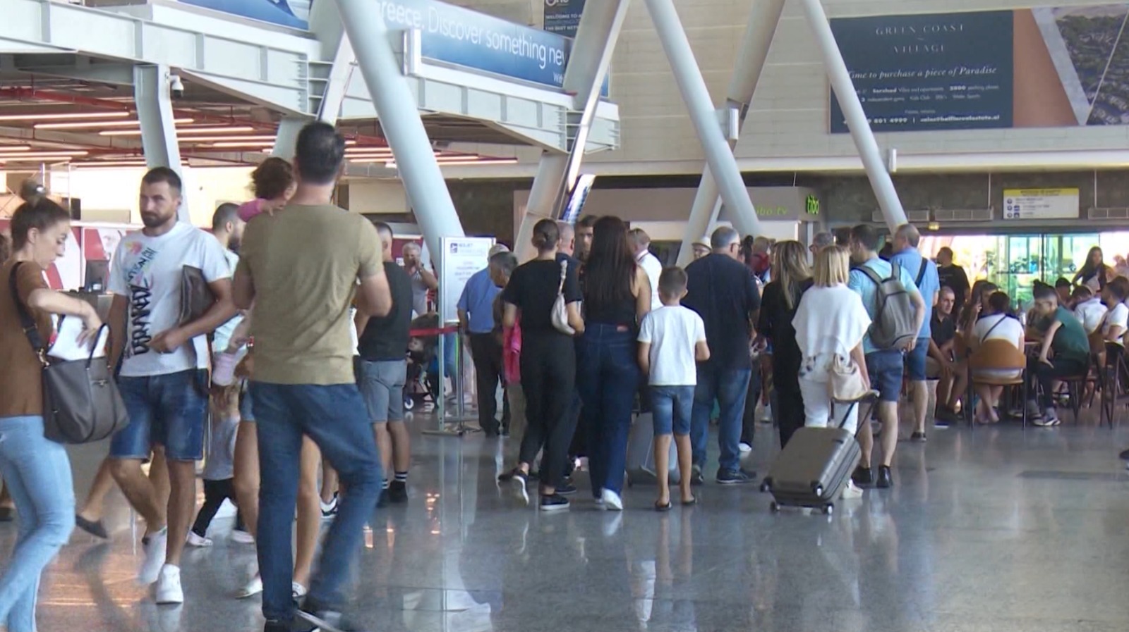 Thyen xhamat e një lokali për të vjedhur, arrestohen 2 persona në Kurbin
