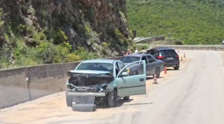 VIDEO  Aksident i trefishtë në aksin rrugor Dhërmi Himarë