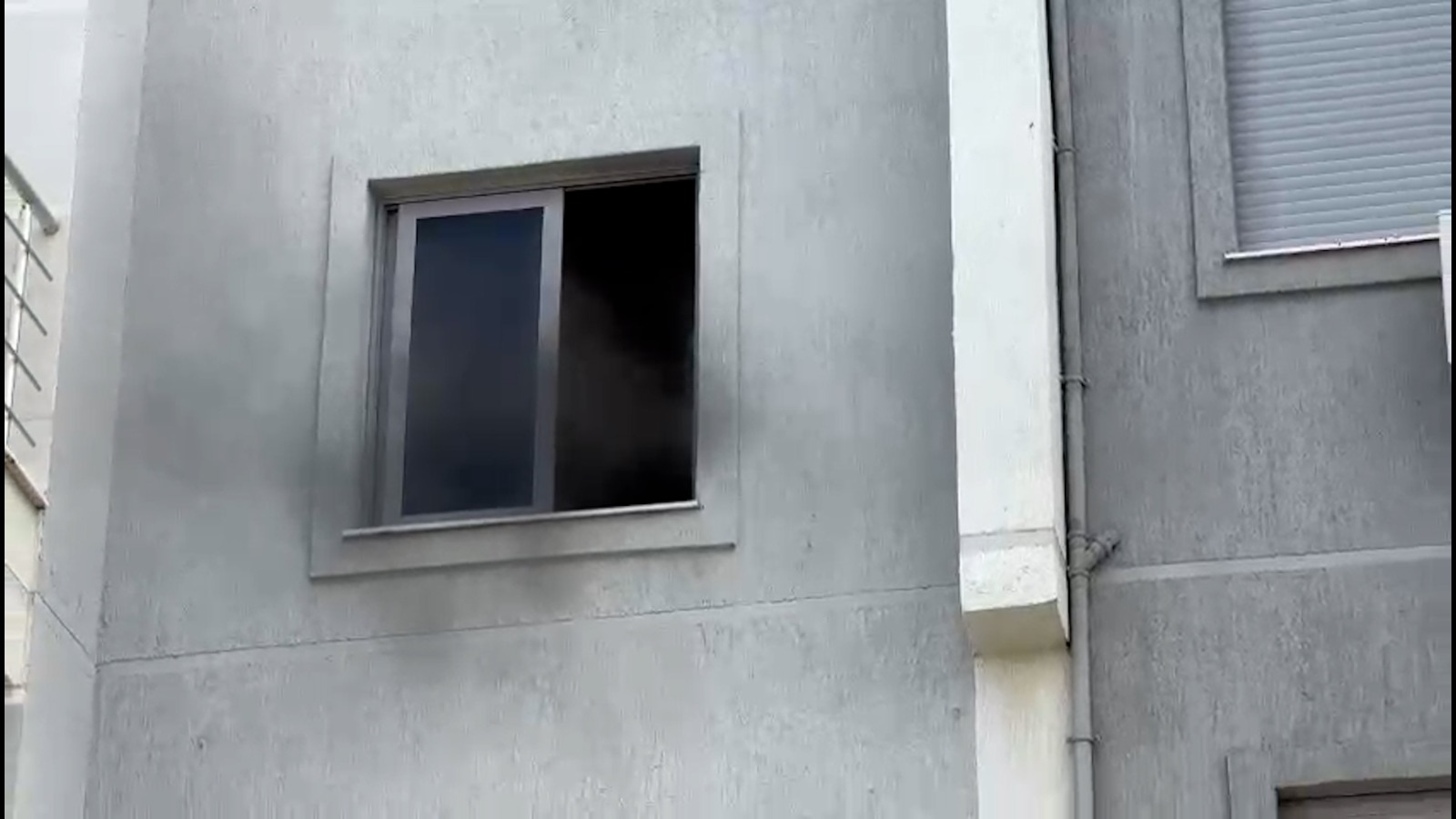 VIDEO  Përfshihet nga flakët një pallat në Radhimë  bllokohen hyrjet dhe daljet e banorëve