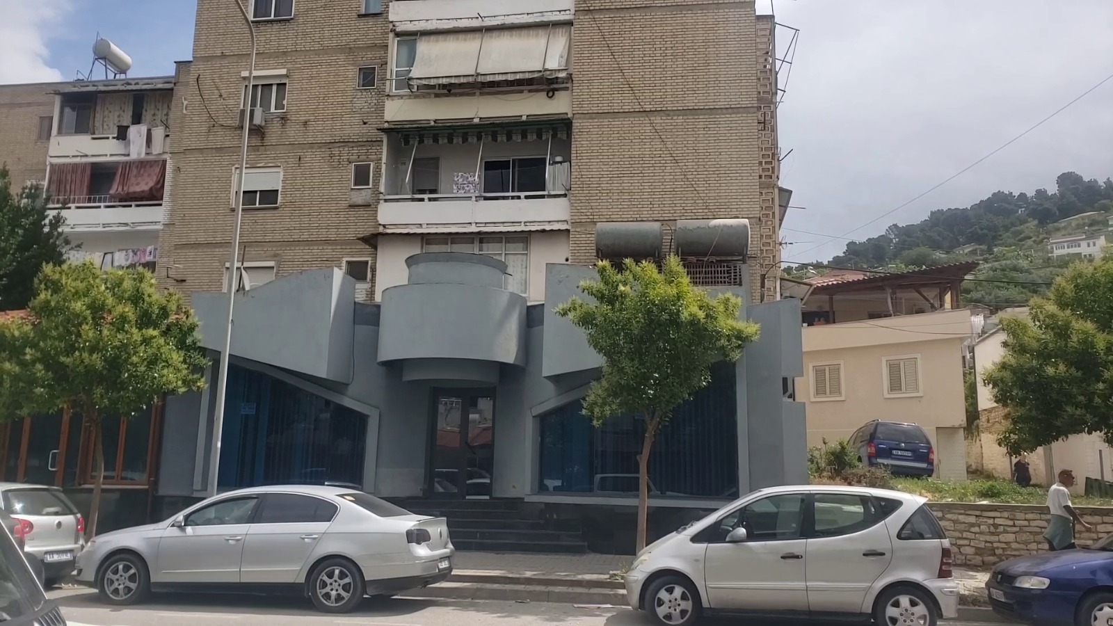 Eksploziv lokalit në Berat  sulmi besohet se ishte paralajmërim për djalin e pronarit të biznesit