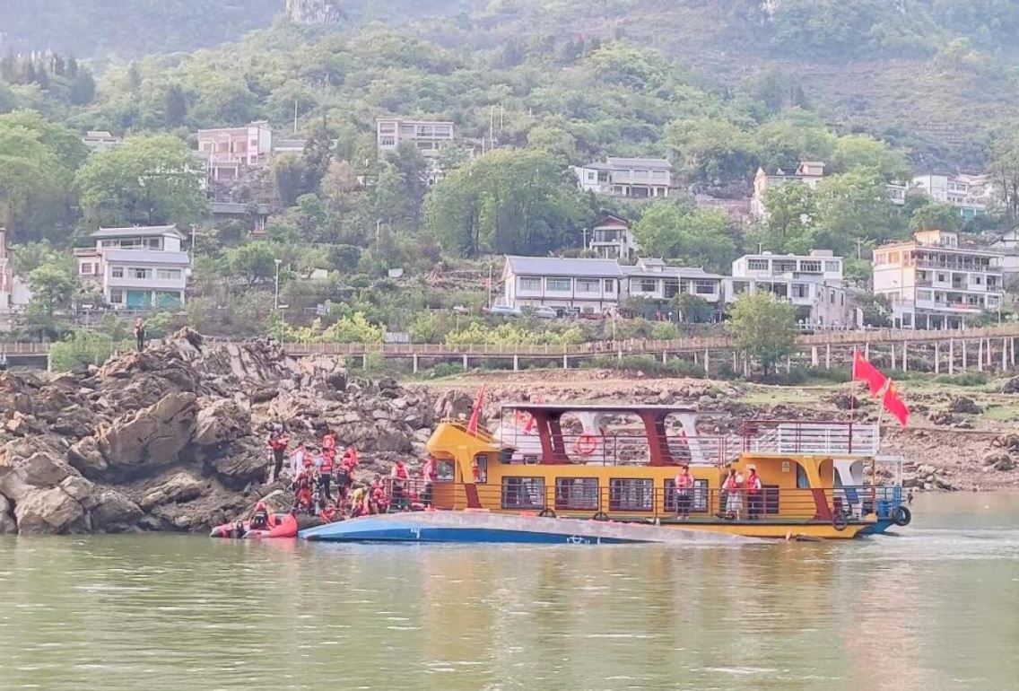 Fundoset anija turistike  3 të vdekur dhe 60 të plagosur