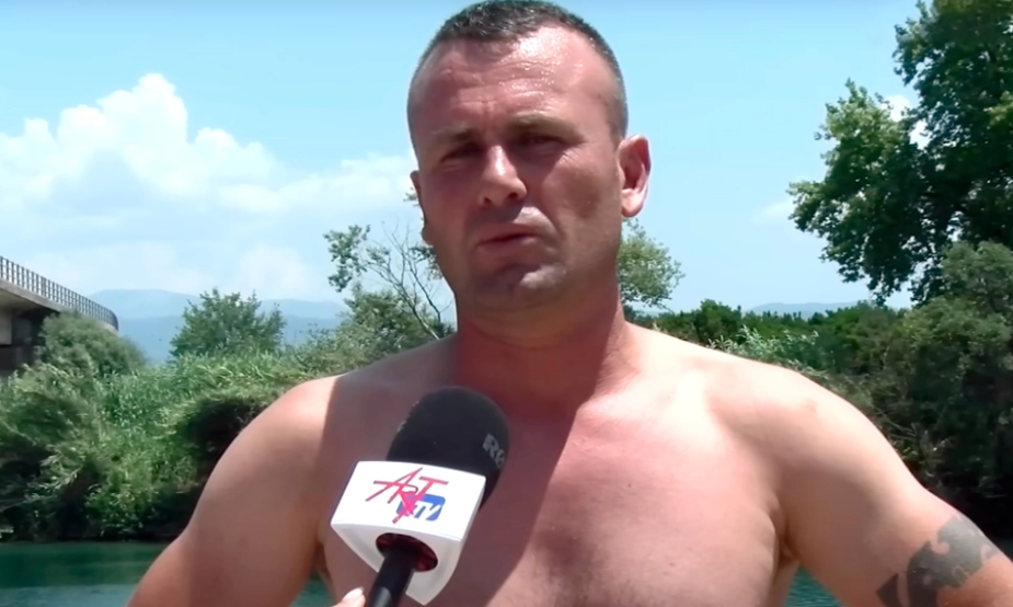 U fut në lumë për të shpëtuar 2 fëmijët grek  shqiptari  Nuk e bëra për nënshtetësinë  Do i bëj tatuazh në zemër