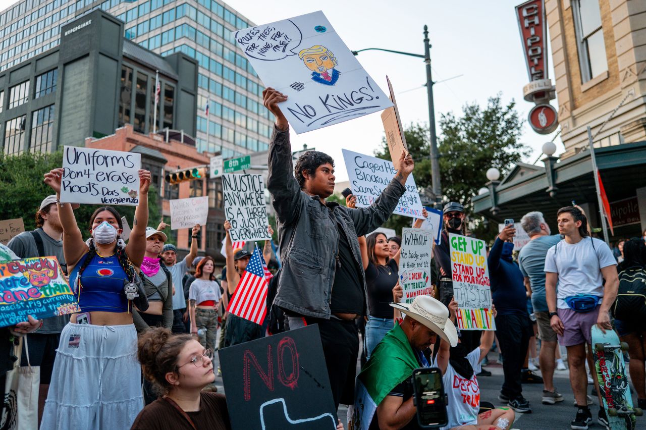parade-dhe-protesta-ne-shba-ushtria-feston-250-vjetorin-e-krijimit-qytetaret-kunder-politikave-te-trump