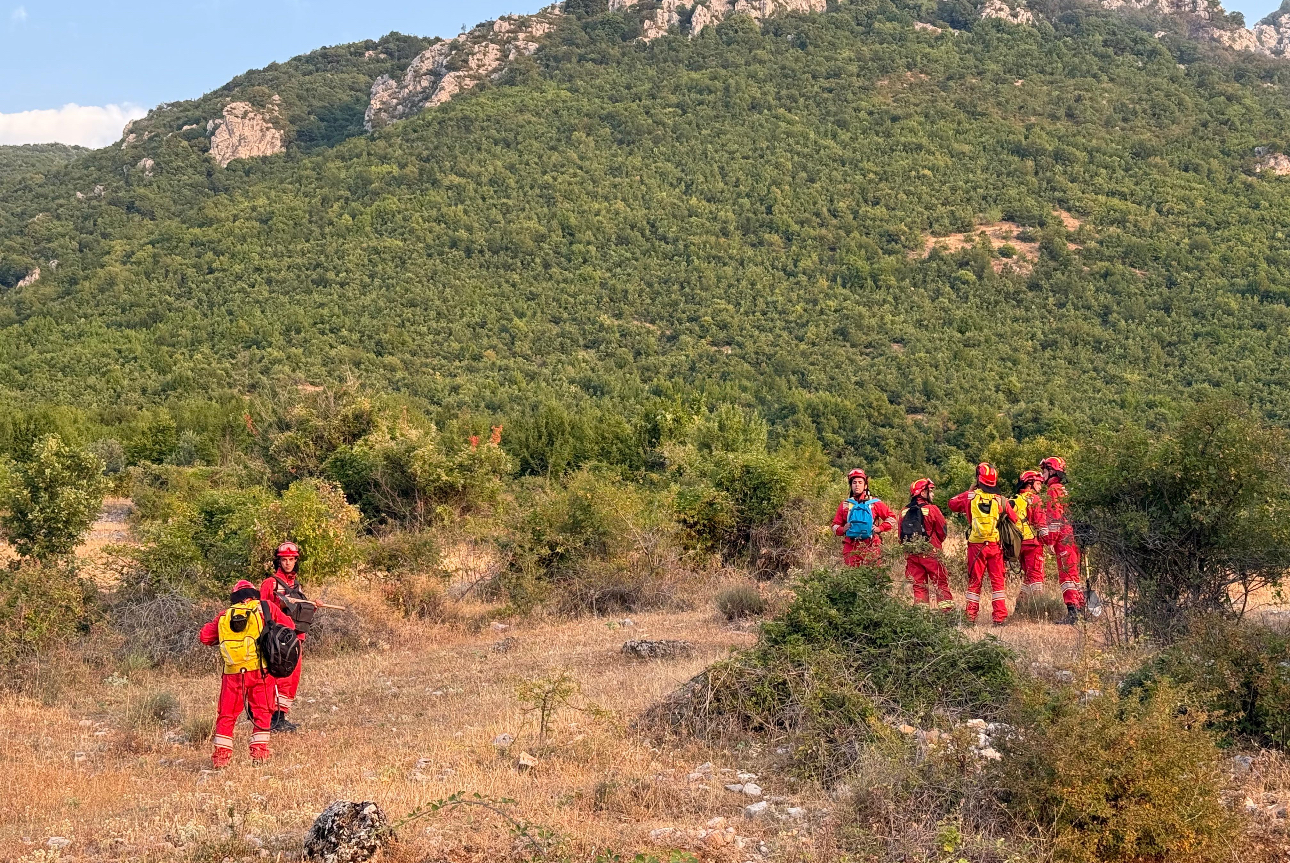 Alarm në Parkun Kombëtar të Prespës  Zjarr masiv përfshin zonën  ndërhyrja vështirësohet nga terreni