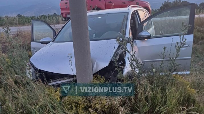 Makina del nga rruga dhe përplaset me shtyllën në Devoll, përfundon në spital shoferi Makina del nga rruga dhe përplaset me shtyllën në Devoll, përfundon në spital shoferi