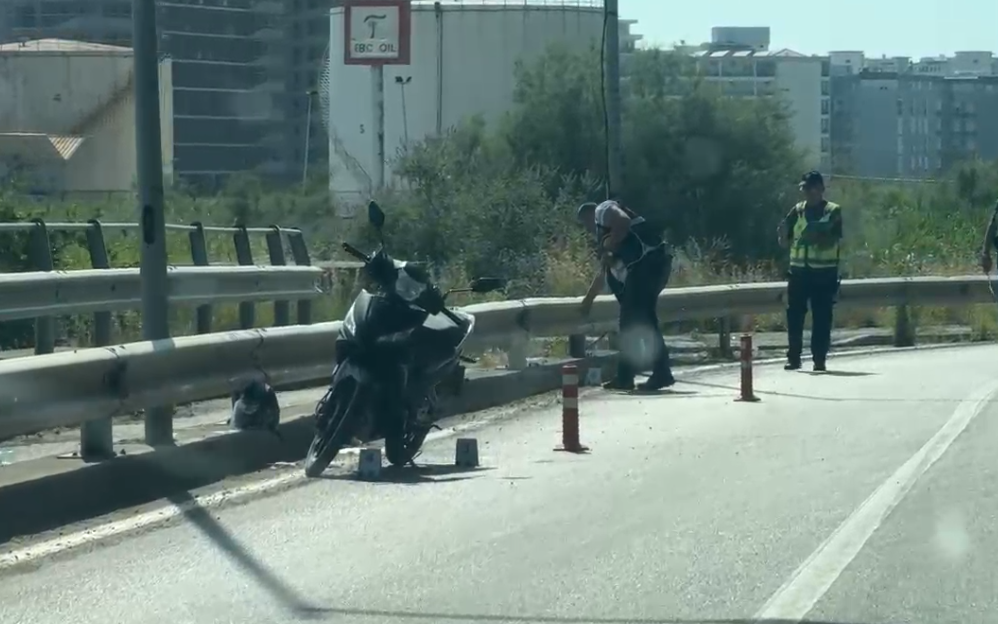 Aksident në aksin Lezhë Shëngjin  motoçikleta përplaset me barrierat mbrojtëse