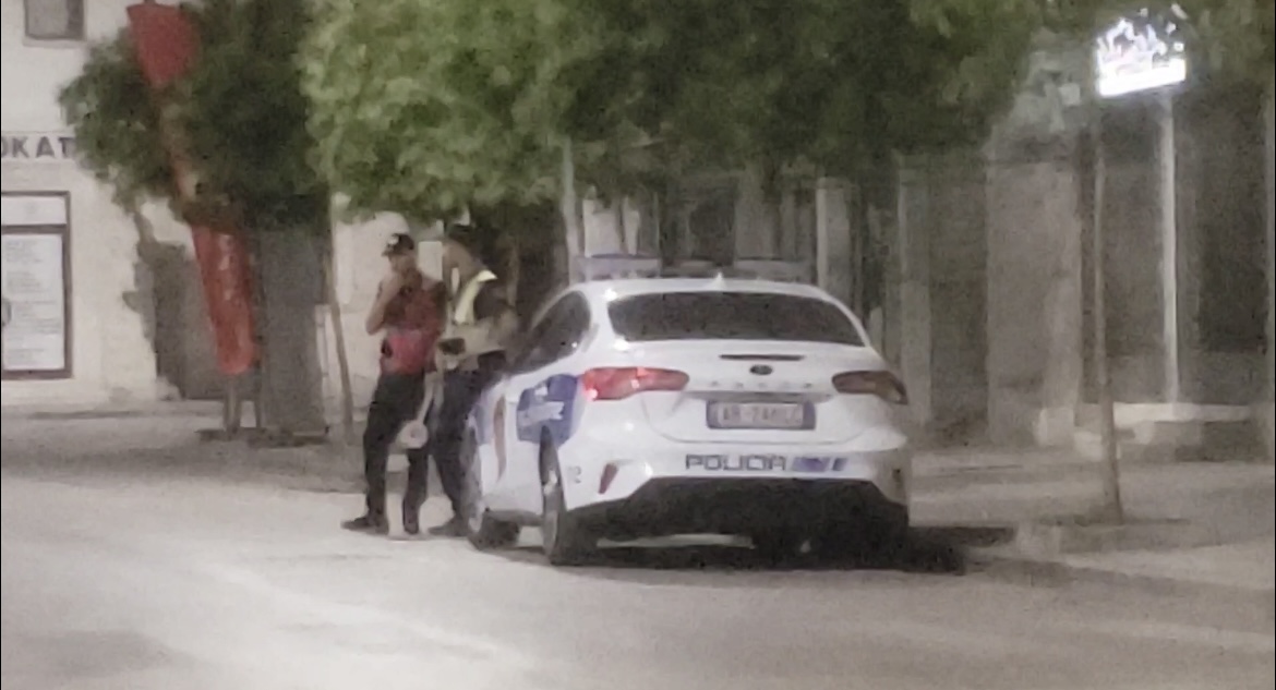 Policia  blindon  Beratin  dhjetëra efektivë në rrugë  fokusi te parandalimi i ngjarjeve kriminale