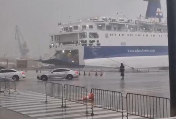 Moti i keq, shkëputen litarët e anijes Durrës-Bari