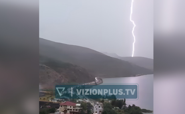 FOTOLAJM/ Rrufeja dhuron spektakël në Pogradec