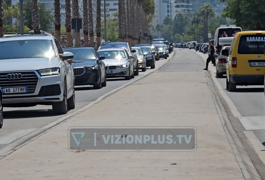 Bllokohet trafiku në Vlorë  problem rruga drejt Spitalit Rajonal