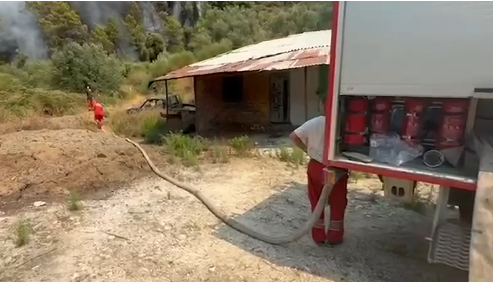 Zjarret në Finiq nën kontroll  vijon puna për shuarjen e vatrave të mbetura