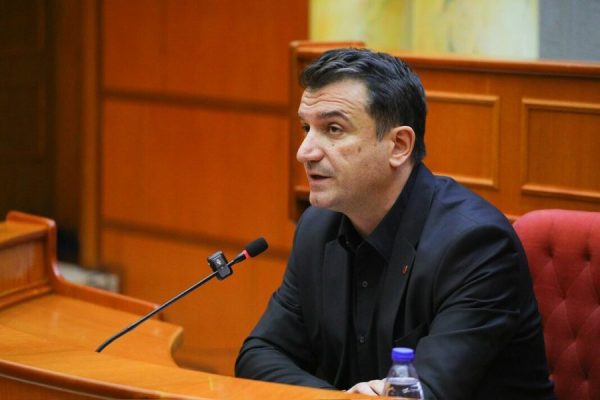 Veliaj sot para Kushtetueses! Del nga paraburgimi për të marrë pjesë në seancën ku shqyrtohet ankimimi për shkarkimin e tij nga detyra Veliaj sot para Kushtetueses! Del nga paraburgimi për të marrë pjesë në seancën ku shqyrtohet ankimimi për shkarkimin e tij nga detyra