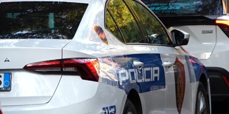 Skandali në Përmet  Dy efektivë policie marrëdhënie intime me një 16 vjeçare  njëri njerku i të miturës  arrestohet nga policia