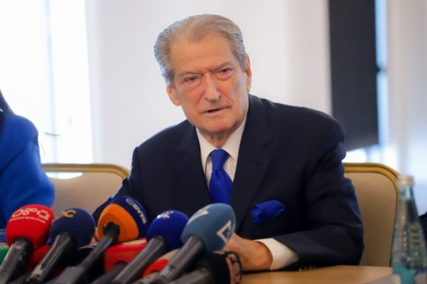 PD trajnim për ligjvënësit e rinj, Berisha kërkon staf për deputetët dhe i këshillon: Mos shkëpusni lidhjet me popullin