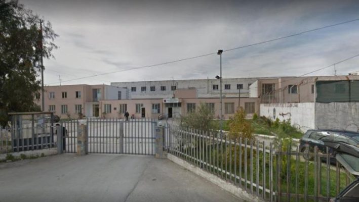 Kontroll i befasishëm në burgun e Durrësit, gjenden 5 celularë të fshehur në dushe