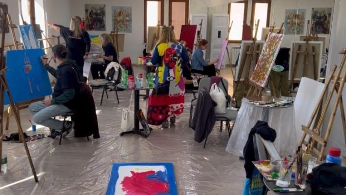 Nisin “Ditët e Mios” në Korçë, piktorë nga shumë shtete hedhin në telajo peizazhet e juglindjes